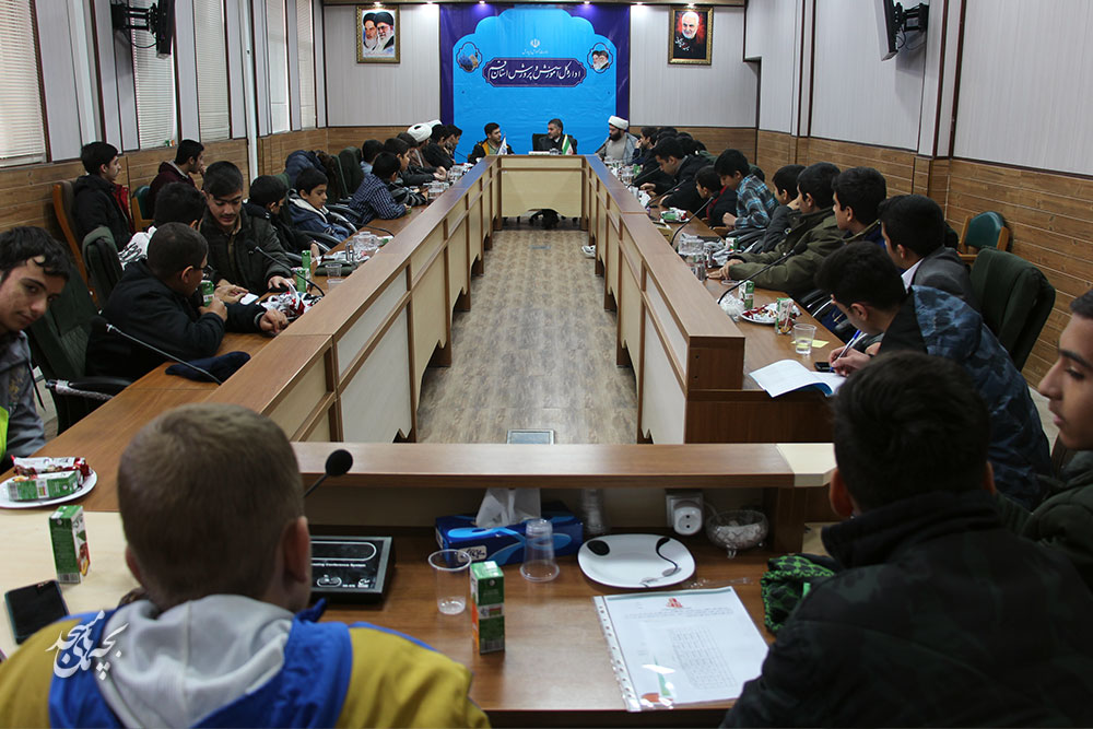 نشست صميمي کادر نوجوان کانون هاي مساجد قم با مديرکل آموزش و پرورش استان قم