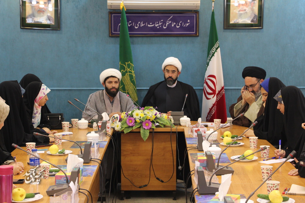 نشست صميمي کادر نوجوان کانون هاي مساجد قم با رئيس شوراي هماهنگي تبليغات اسلامي