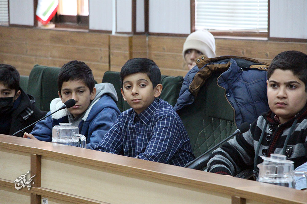 نشست صميمي کادر نوجوان کانون هاي مساجد قم با مديرکل آموزش و پرورش استان قم