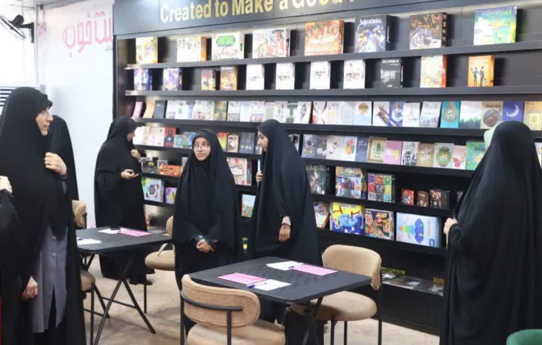 حضور بانوي نخبه کانون شهداي روستاي ملک آباد بخش قمرود در کارگروه تخصصي دختران قم