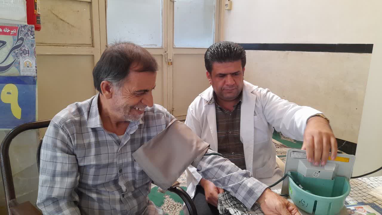 طرح ويزيت رايگان فشار خون در مسجد امام جواد(ع) قم اجرا شد